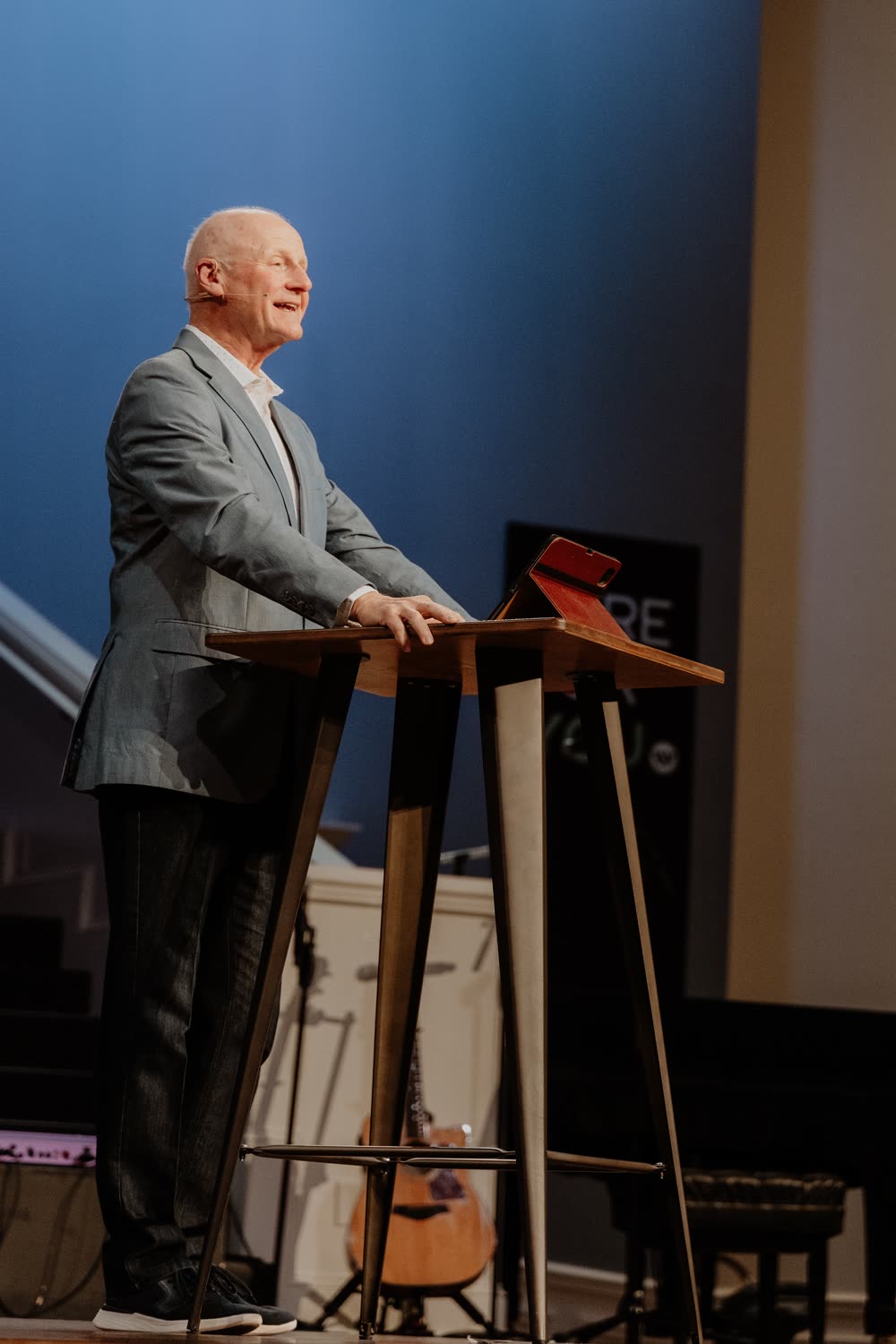 David H. McKinley teaching from the pulpit at Warren Baptist Church